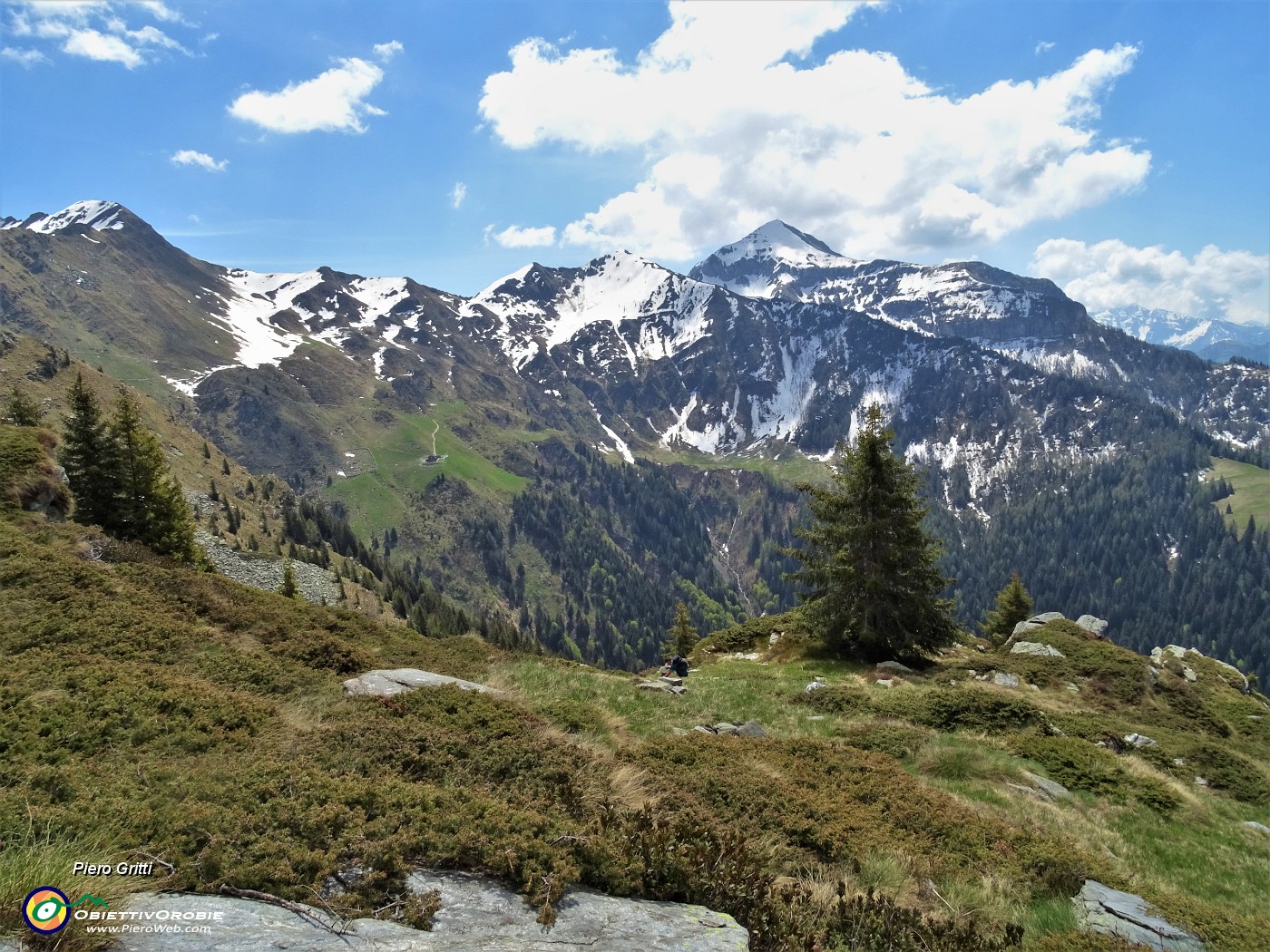 30 In decisa salita seguendo la labile traccia con vista verso il Monte Cavallo.JPG
